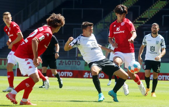 Kenau Kraft und Kaito Mizuta wollen den neuen Ulmer Offensivmann Romario Roesch (Mitte), bis zum Frühjahr noch ihr Teamkollege, in seinen Kreisen stören. Der erzielte allerdings den zweite Treffer für das Gästeteam. 