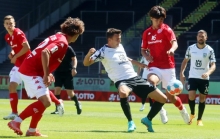 Kenau Kraft und Kaito Mizuta wollen den neuen Ulmer Offensivmann Romario Roesch (Mitte), bis zum Frühjahr noch ihr Teamkollege, in seinen Kreisen stören. Der erzielte allerdings den zweite Treffer für das Gästeteam. 