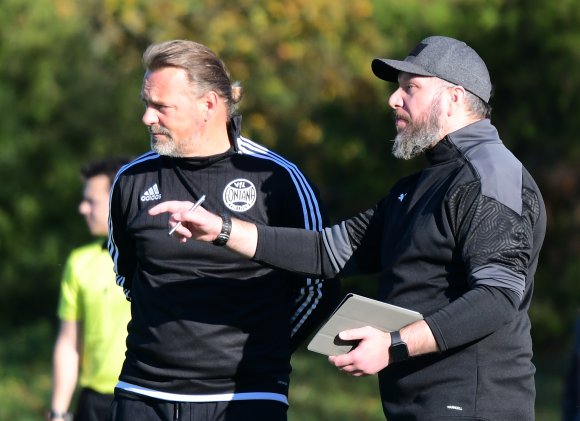 Sahen sechs Gegentore und selbst eine Rote beziehungsweise Gelbe Karte: Fontana-Trainer Maciek Debinski (r.) und Kotrainer Tim Klotz.