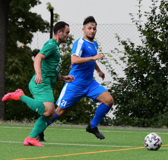 Danielo Wenzel (r.) erzielte den einzigen Treffer beim Mombacher Sieg.