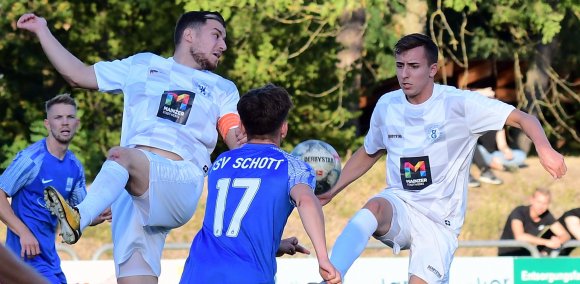 SVG-Kapitän Damir Bektasevic (l.) führte seine Mannschaft in einen leidenschaftlichen Kampf gegen den TSV Schott, Yannick Ischdonat (r.) erzielte nach einer Stunde das einzige Tor.