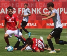 Auch, wenn es gegen gestandene Mannschaften für sie schwierig ist mitzuhalten: Trainer Jan Siewert möchte im Zentrum die spielerischen Qualitäten von Enis Shabani (l.) und Kaito Mizuta (am Boden) nicht missen.
