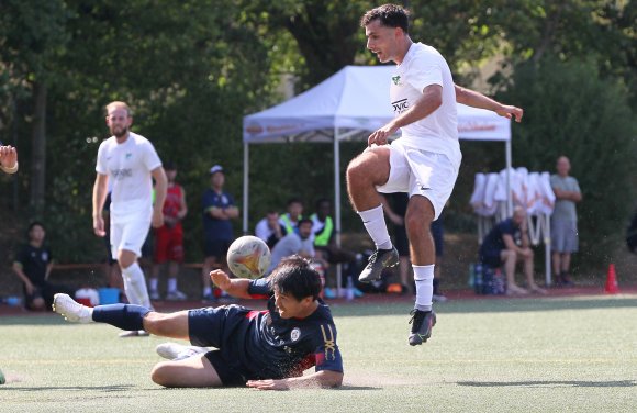 Hastie Abdulrahman verbuchte einen Assist, weil der Ball, den er an die Latte  geschossen hatte...