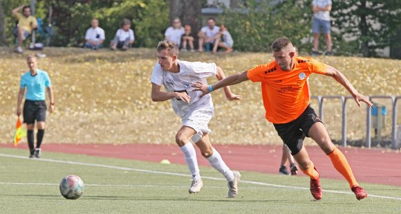 Yannik Ischdonat (l.), der am Mittwoch das Derby entschieden hatte, erzielte gegen den FC Karbach nach einer halben Stunde das 2:0.