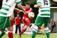 Acht Jahre ist es her, dass die SVW Mainz gegen den TuS Altleiningen antrat und gewann. Hier versucht sich Marcel Ruml mit einem Abschluss. Trainer Bert Balte und der immer noch aktive Betreuer Hans Protz (im Hintergrund) schauen gespannt zu.