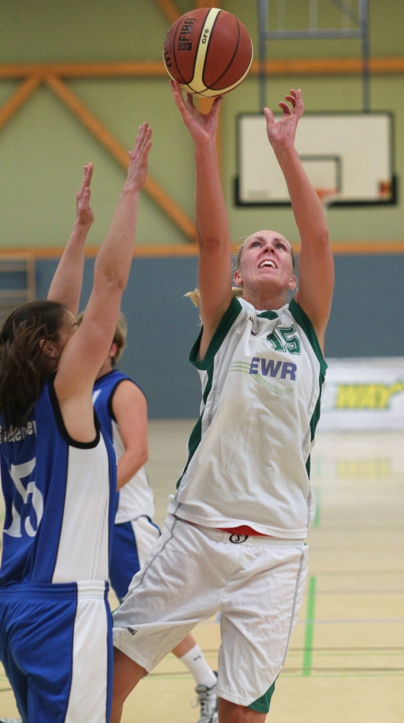 Die Basketballerinnen der DJK Nieder-Olm mit Centerin Karo Holtz (rechts) waren eine Nummer zu groß für die SCL-Frauen - und häufig auch einen Schritt zu schnell. 