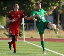 Im ersten Heimspiel nach dem Abstieg ergatterte die TSG Hechtsheim (r. Robert Beetz) gegen den TSV Wackernheim (l. Axel Schäfer) einen Punkt.