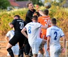 Mag die Hand des Torwarts auch im Gesicht landen: Den Ball köpft Lucas Moser zum 1:0 ins Netz.