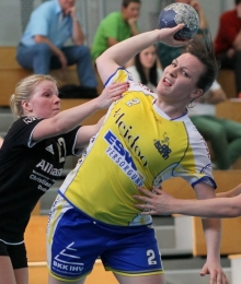 Erst half sie der Mannschaft in Bassenheim, das Siebenmetertrauma zu überwinden, dann stand sie als Geburtagskind im Zentrum der Busparty: Vera Martens weiß, wie man den Mannschaftskolleginnen zu guter Stimmung verhilft. 