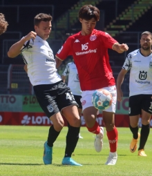 Kaito Mizuta, hier beim Saisonauftakt gegen seinen Ex-Teamkollegen Romario Roesch, entwickelt sich zu einem flexibel einsetzbaren Akteur, der aktuell hinter den Spitzen agiert.