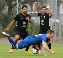 Bruchlandung für Timo Johannsen (vorne) und die SG Harxheim/Gau-Bischofsheim: Nach zwei Auftaktsiegen erwies sich der FC Aksu als erster zu starker Gegner der neuen Runde.