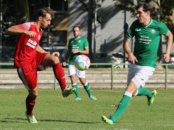 Finn Leoff (l.) ist bei den Weisenauern derzeit der Mann in der Angriffsmitte. Die Tore für die SVW erzielten bisher allerdings andere.