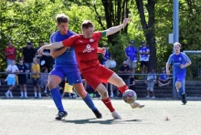 Der Bretzenheimer Luca Scherer (l.) im Zweikampf mit dem zweifachen Torschützen Danny Lutz.