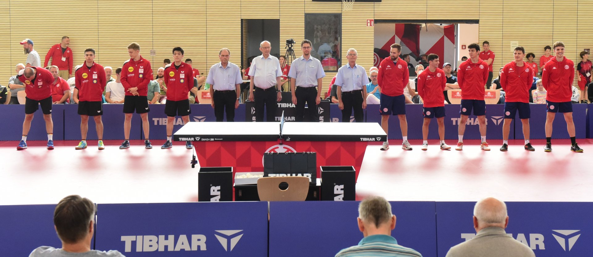 Ein solches Tischtennisevent hatte die Landeshauptstadt bislang noch nicht erlebt. Rund 600 Zuschauer waren in die Oberstadt-Sporthalle gekommen, um die 05er (v.r. Luka Mladenovic, Andrei Putuntica, Talha Yingenler, Carlo Rossi und Trainer Tomasz Kasica) gegen den Rekordmeister zu sehen...