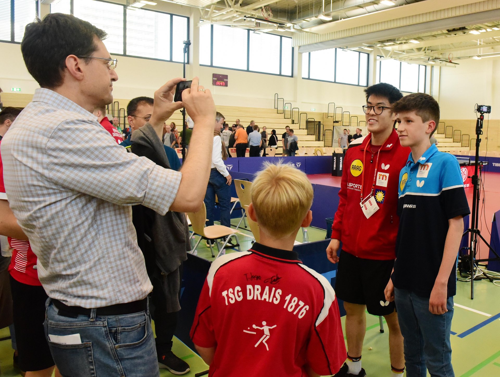 Wenig verwunderlich: Der Nationalspieler war hinterher der gefragteste Mann, als es um Fotos und Autogramme ging.