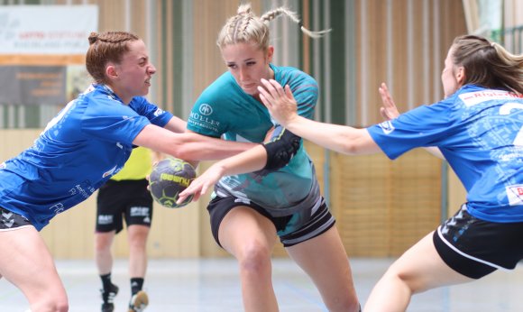 Mit dem Derby zwischen dem TV Bodenheim (Mitte: Jona Reese) und den Sportfreunden Budenheim (l. Lena Petry, r. Carla Schurich) endete die vorige Saison. Nun sieht man sich am ersten Spieltag in Budenheim wieder.