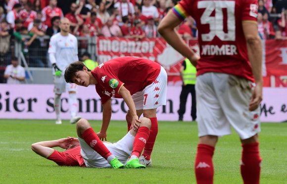 Anton Stach (am Boden) und Jae-sung Lee stehen für Samstag auf der Kippe.