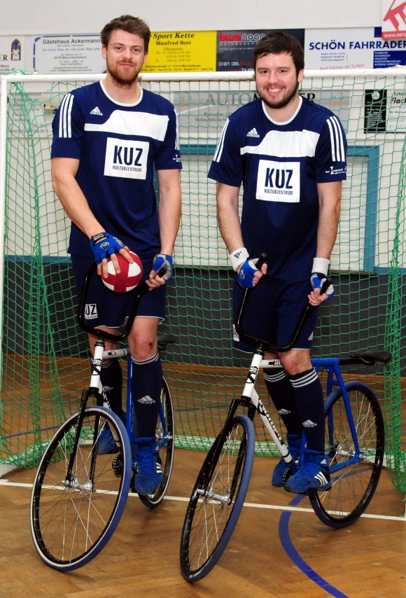 Viel Zeit für die Vorbereitung auf die Aufstiegsrunde hatten Moritz Rauch (l.) und Janis Stenner nicht. Schlechter als in den beiden vergangenen Jahren kann es für die Hechtsheimer Radballer aber kaum laufen.