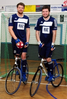 Viel Zeit für die Vorbereitung auf die Aufstiegsrunde hatten Moritz Rauch (l.) und Janis Stenner nicht. Schlechter als in den beiden vergangenen Jahren kann es für die Hechtsheimer Radballer aber kaum laufen.