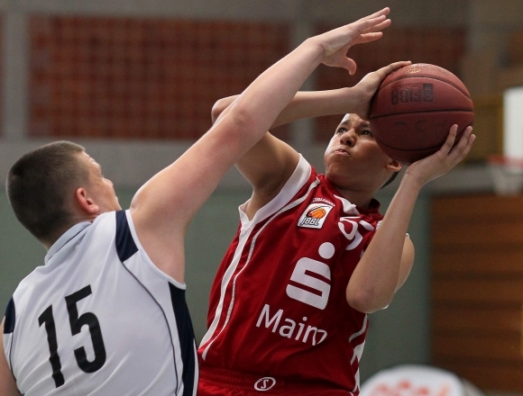 Immer noch nicht im älteren Jahrgang, aber eine Schlüsselfigur im Spiel der SG RheinHessen: Edeltalent Janik Sheriff (r.).