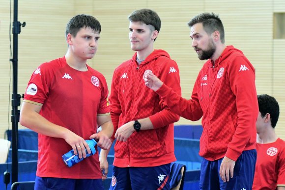 05-Trainer Tomasz Kasica (r., mit Andrei Putuntica und Luka Mladenovic) tüftelt an der bestmöglichen Formation fürs Spiel in Ochsenhausen.