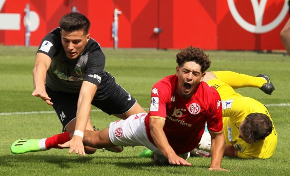 Das Heimspiel am vorigen Samstag gegen Wormatia Worms II wurde für Ben Bobzien und die U23 des FSV Mainz 05 zum Hinfaller,  für den es in dieser Szene noch einmal einen Elfmeter gab. Das soll gegen RW Koblenz wieder anders laufen.