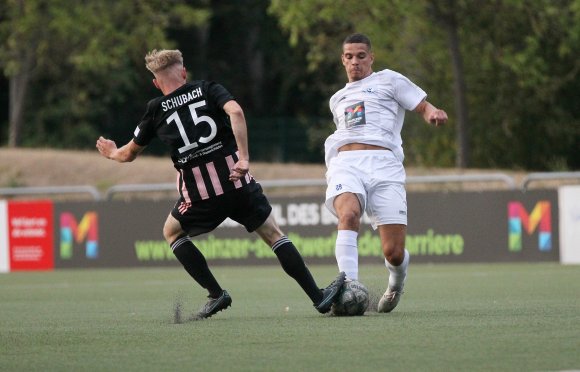 Karim Zeghli (r.) erzielte in Koblenz ein Tor, das nicht zählte. Der im Abseits stehende Yannik Ischdonat hatte den Ball noch berührt.