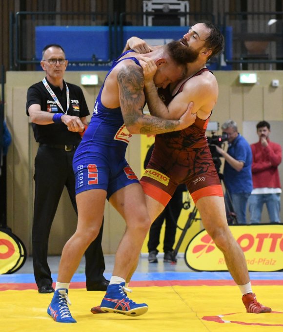 Dario Schmidhuber bezwang zum Abschluss im Greco-Weltergewicht den Deutschen Meister Robin Pelzer mit 5:4.