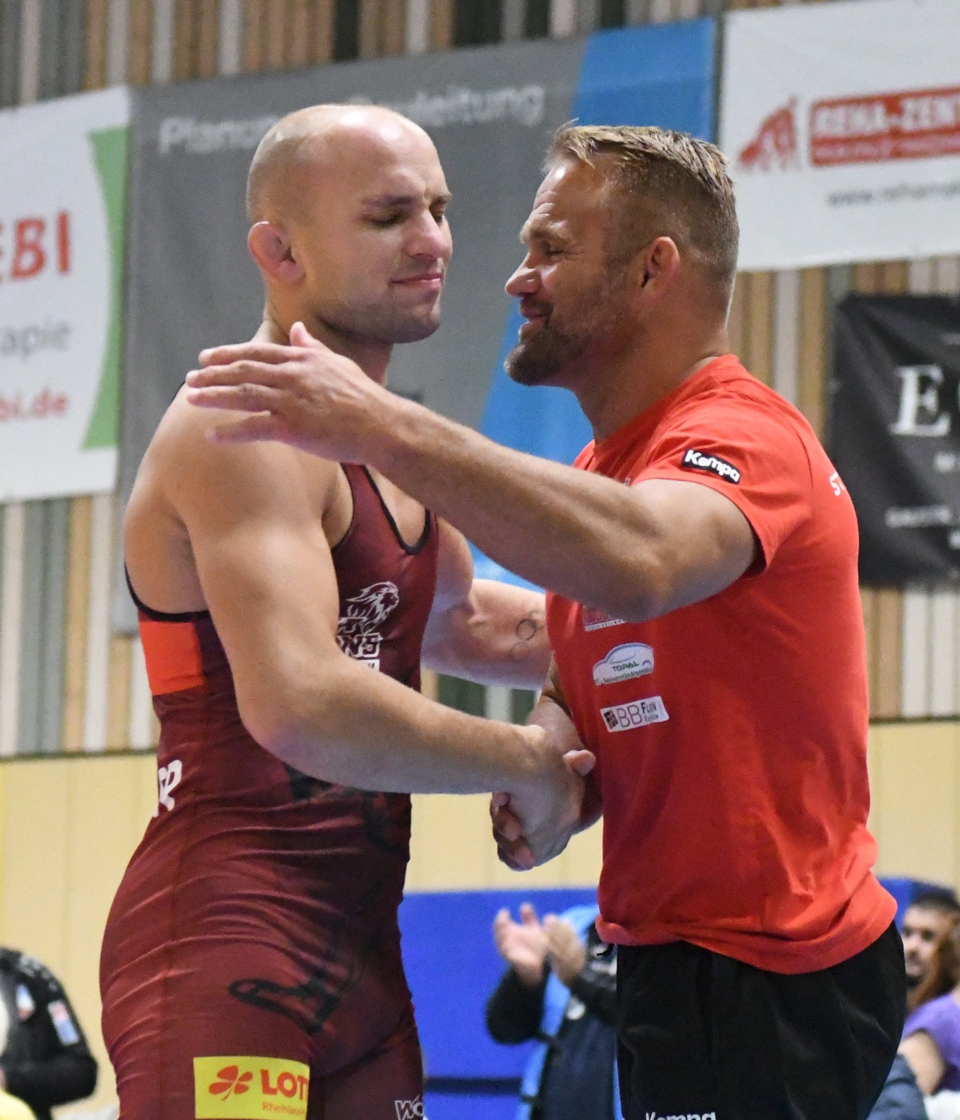 …und nahm dafür auch die Gratulation der Heilbronner Legende Adam „Commander“ Juretzko entgegen, der seit dieser Saison Trainer der Red Devils ist.