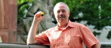 Der Chef: Norbert Kramer (mit einem Ball der EM 1992 im schweizerischen Grenchen) steht seit 2005 an der Spitze des 1.MGC Mainz.