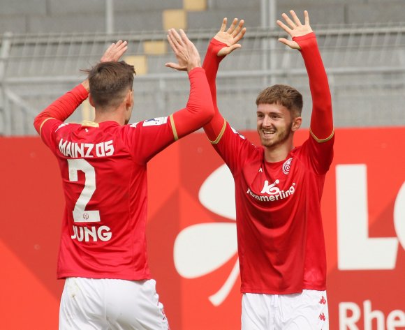 Zwei Wochen nur Training liegen hinter der U23, allerdings mit unterschiedlichen Erlebniswert: Während Marvin Jung (l.) sich auf die Einheiten in seinem Team konzentrieren konnte, durfte Timothé Rupil auch beim Profiteam mitmischen.