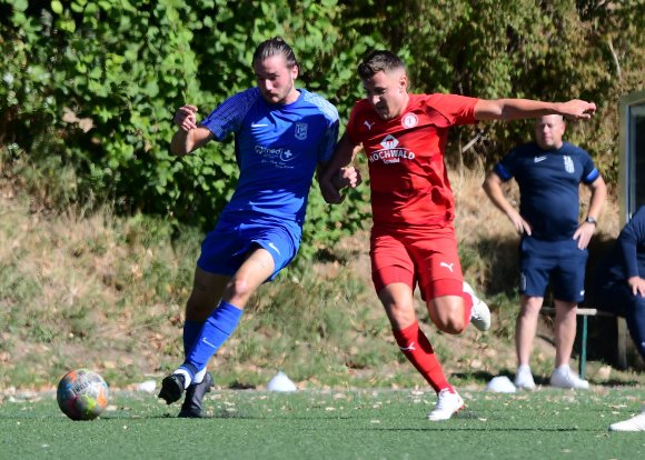 Wer soll gegen den FK Pirmasens II in der Mitte stürmen? Jacob Roden (l.) ist ebenso wie seine drei Positionskonkurrenten am Sonntag nicht einsatzbereit. Trainer Timo Schmidt (hinten) muss sich etwas einfallen lassen.