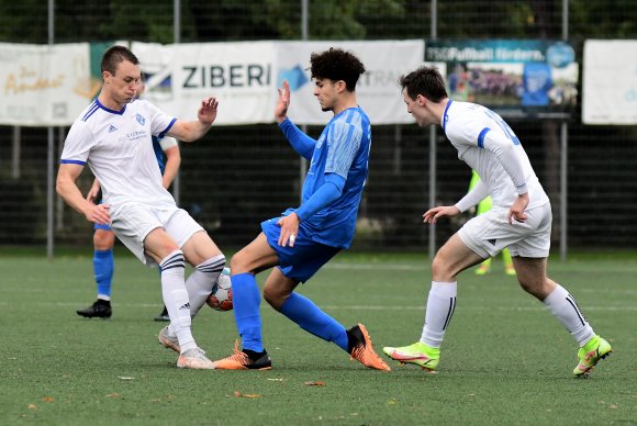 Luis da Matos (M.) verbuchte mit einem Lattenschuss die einzige Bretzenheimer Torchance vor der Pause...