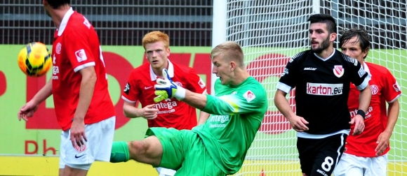 Robin Zentners Einsatz ist fraglich. Der Torwart der Mainzer U23 schleppt eine Meniskusverletzung mit sich herum.