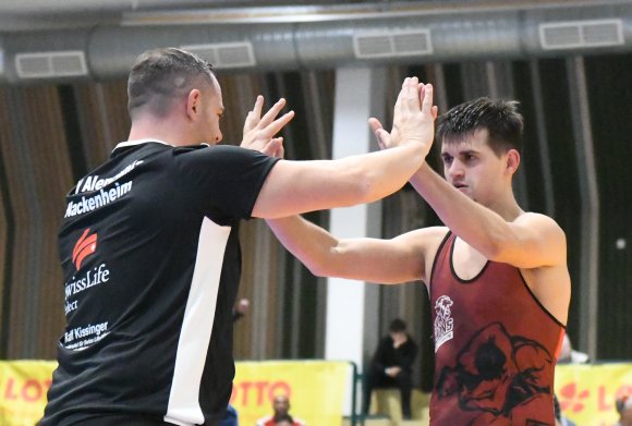 Vadim Sacultan (r.), hier mit Trainer Stefan Kehrer, landete gegen den routinierten Andriy Shykka Sekunden vor der Pause auf den Schultern.