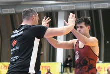 Vadim Sacultan (r.), hier mit Trainer Stefan Kehrer, landete gegen den routinierten Andriy Shykka Sekunden vor der Pause auf den Schultern.