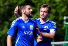 Gut gemacht: Can Özer (mit Kapitän Marco Senftleben) rettete dem TSV Schott in Wiesbach einen Punkt.