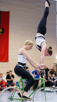 Fahren ab sofort wieder im Trikot der Deutschen Meisterinnen: Katrin Schultheis (l.) und Sandra Sprinkmeier.