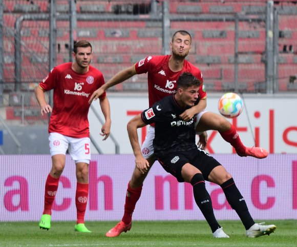 Alexander Hack (M.) wird am Samstag wohl wieder in der Dreierkette agieren, bei Maxim Leitsch (l.) ließ Bo Svensson das noch offen.