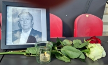 Dort, wo Horst Hülß so viele Heimspiele gesehen hatte, erinnerte der Verein am Samstag mit einem Foto und Blumen an ihn.