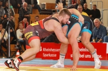 Konsta Mäenpää war einer der 88er, die in den ersten drei Kämpfen jeweils drei Mannschaftspunkte holten. Der Finne schlug den Ex-Mainzer Etka Sever mit 9:1.