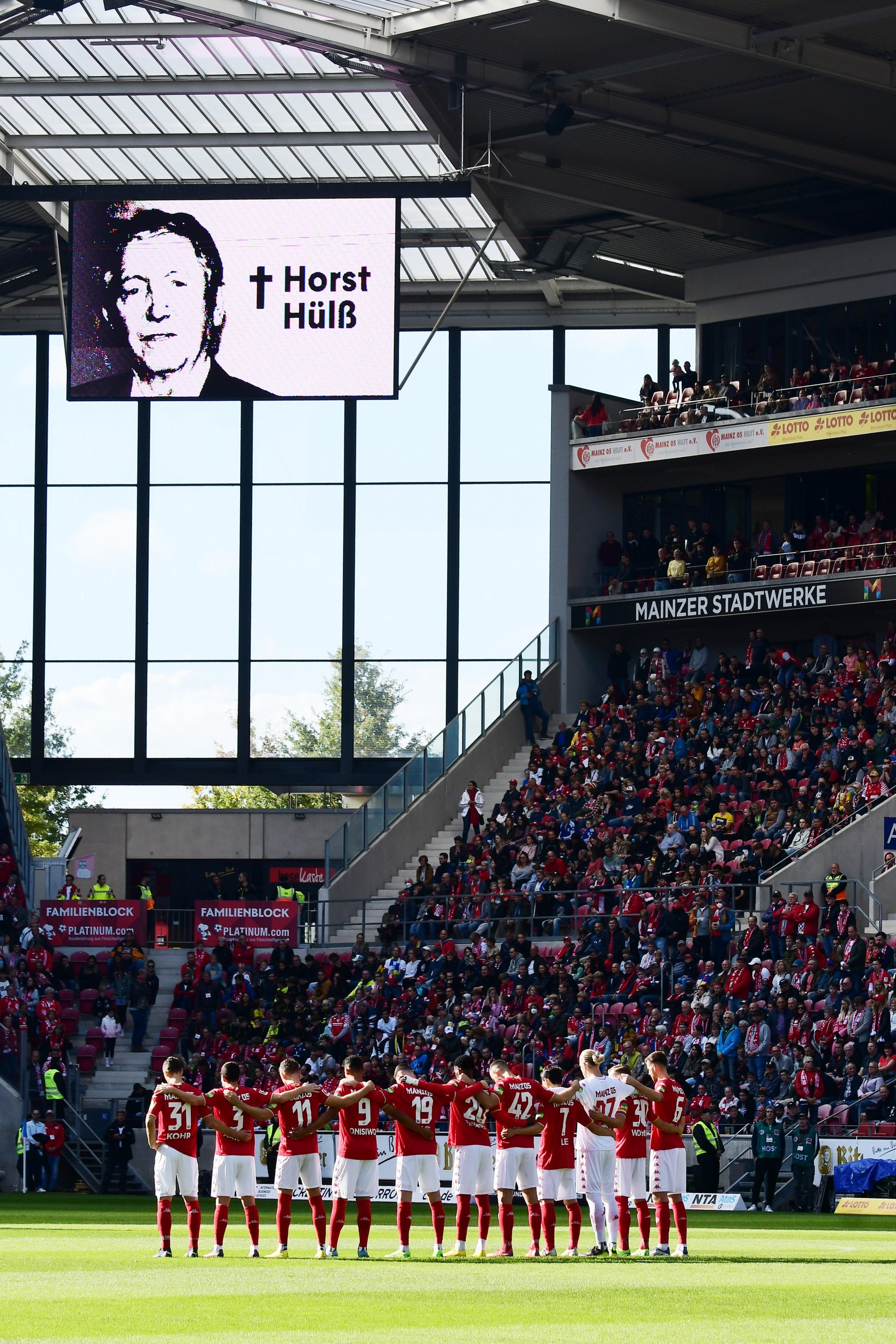 Begonnen hatte der Fußballnachmittag mit einem traurigen Moment: einer Gedenkminute für den am Freitag verstorbenen ehemaligen 05-Spieler und -Trainer Horst Hülß.