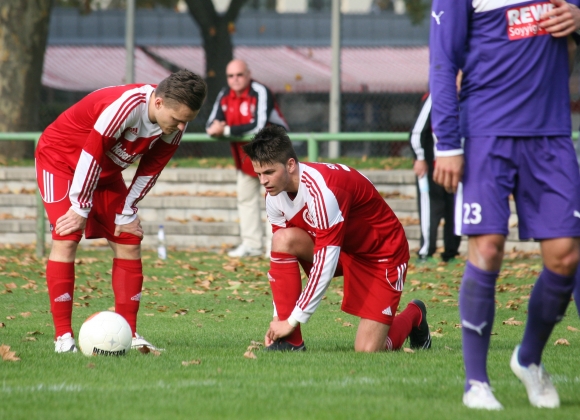 Noch mal die Schuhe binden und dann möglichst den Ball reinzirkeln: Die Weisenauer Standardspezialisten Matthias Wincek (l.) und Marcel Ruml beraten sich vor einem Freistoß. 
