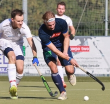 Mit dem letzten Tor durch Max Nagel (r.) hatte das erste Spiel des Doppelwochenendes gegen den Limburger HC geendet, mit dem 1:0 gegen den HTC Würzburg brachte er auch den zweiten Sieg auf den Weg.