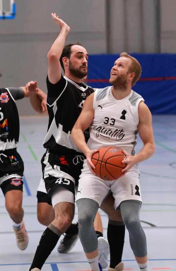 Für ASC-Center Genís Canal Ferrer (l., hier in der Defense gegen TSG-Kapitän Frank Göltzer) endete die Partie nach sechs Minuten wegen einer Platzwunde überm Auge.