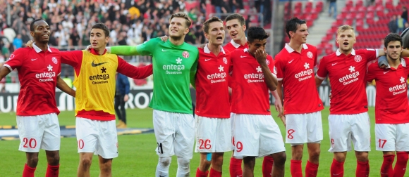 Die 05-Profis wussten, dass sie kein besonders gutes Spiel gemacht hatten. Doch die Kombination aus dem 2:1-Sieg gegen den FC Augsburg und dem neuen Vereinsrekord mit acht ungeschlagenen Spielen am Stück sorgte für anhaltende Freudenausbrüche auf den Tribünen.