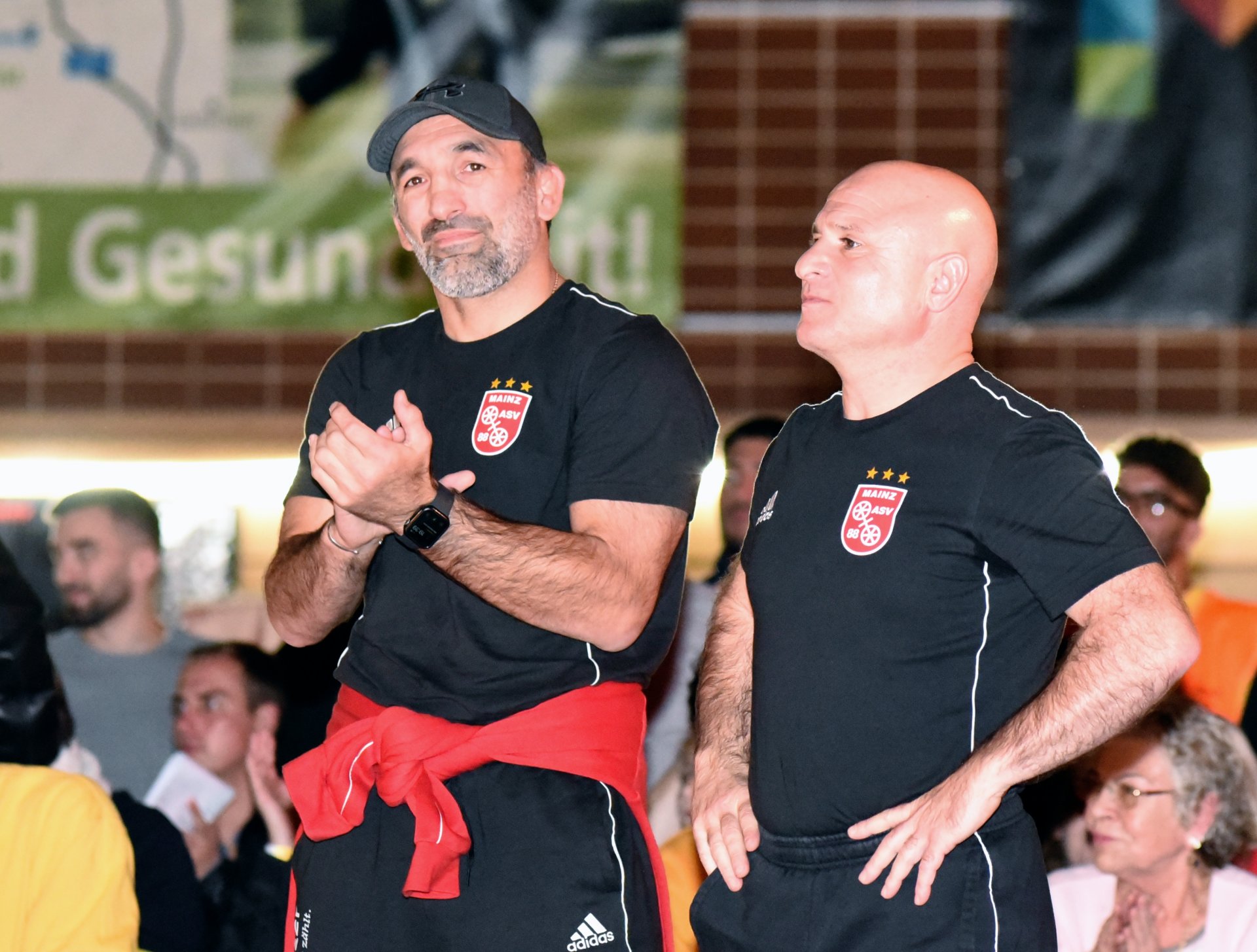 Einen entspannten Abend verbrachten die Mainzer Trainer Davyd Bichinashvili (l.) und Harun Yildiz.