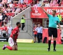Gelb gab's für Delano Burgzorg im Spiel gegen Bayer Leverkusen. Von Trainer Bo Svensson sah der Mainzer Stürmer nach Gelb-Rot vor fünf Wochen jetzt eine Rote Karte mit zwei Spielen Pause.