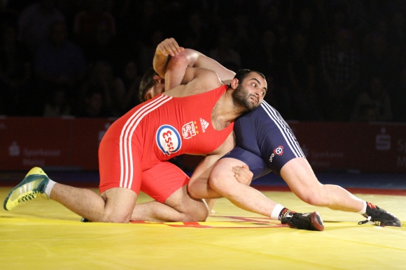 Elizbar Odikadze auf der Position des Nicht-EU-Ausländers holte im Halbschwergewicht einen 3:0-Sieg gegen den Ex-88er Robin Ferdinand.