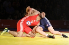 Elizbar Odikadze auf der Position des Nicht-EU-Ausländers holte im Halbschwergewicht einen 3:0-Sieg gegen den Ex-88er Robin Ferdinand.